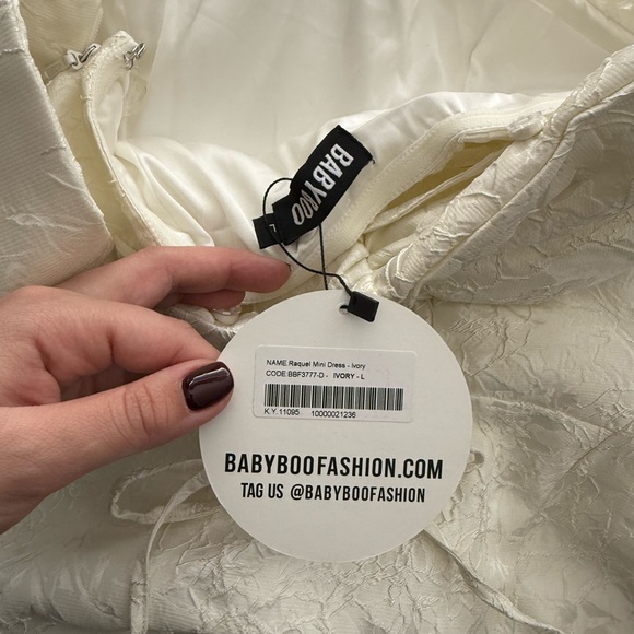 Elegant White Bow Dress
Off the shoulder + lace from BooHoo
runs a bit small - Picture 2 of 4